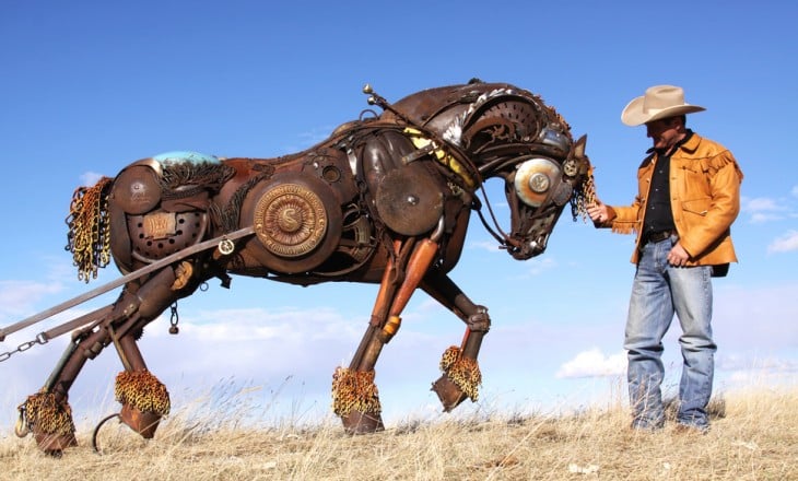 estructura de un caballo sobre el pasto 