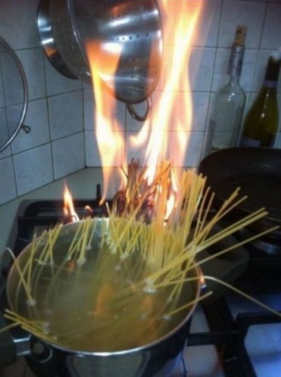 espaguetis incendiados en una olla 