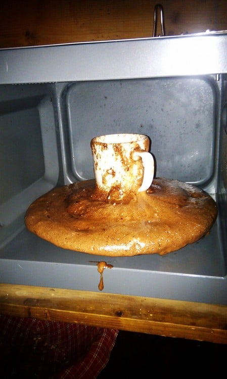 taza con comida explotada dentro de un microondas