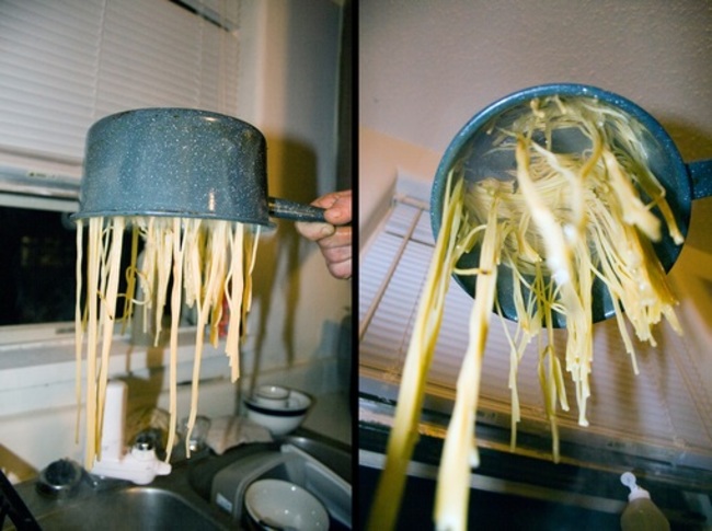 olla con espagueti mal cocinado 