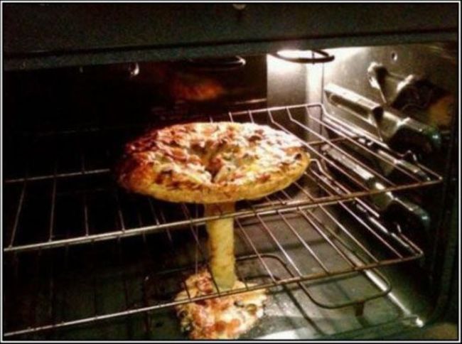 pizza derramada en un horno 