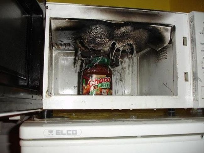 horno de microondas desecho por una explosión 