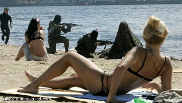 chicas en la playa, con paramilitares de fondo