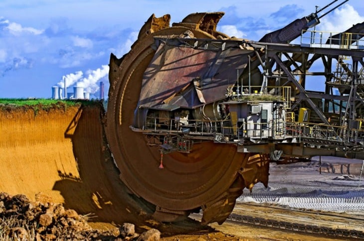  La mayor escabadora del mundo, Bagger 288, utilizada para extraer carbón en la mina de cielo abierto de Tangebau Hambach en Alemania