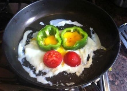 huevos con pimiento y tomate en una sartén