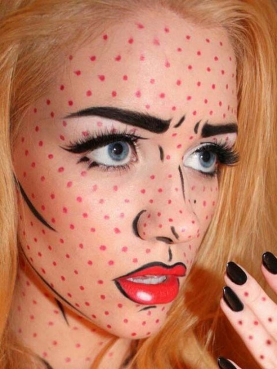 mujer con el rostro maquillado con puntos color rosa y lineas negras 