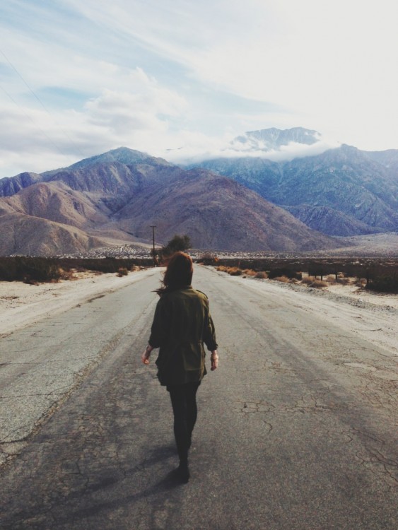 mujer caminando por la carretera