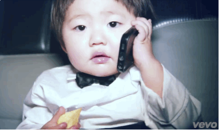 niño chino al telefono