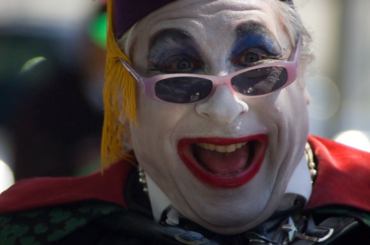 hombre maquillado con cara de payaso y lentes en el que su arlmazon cambia de color