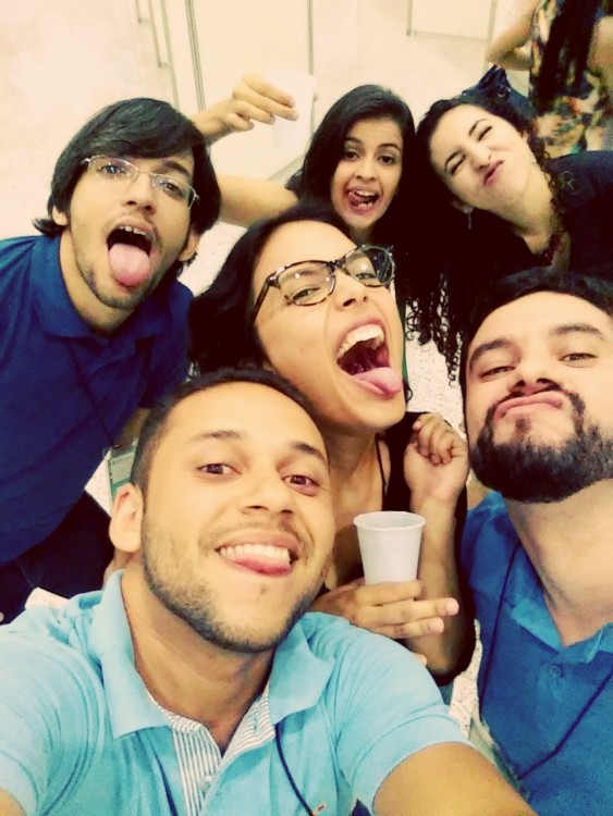 amigos felices se toman selfie grupal