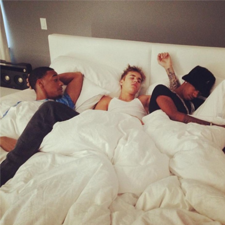 justin bieber con lili wayne y otro dormidos en la cama como amigos