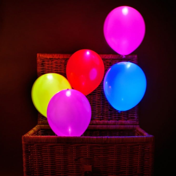 globos luminiscentes que salen de una canasta