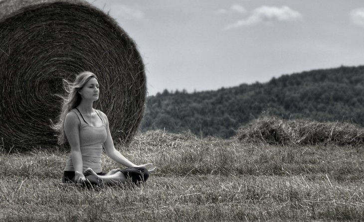 mujer meditando en el campo