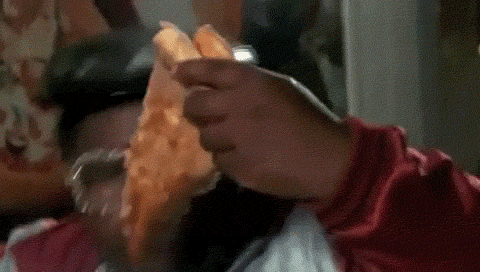 hombre comiendo pizza