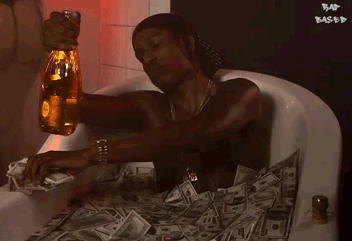 hombre en una bañera con dinero