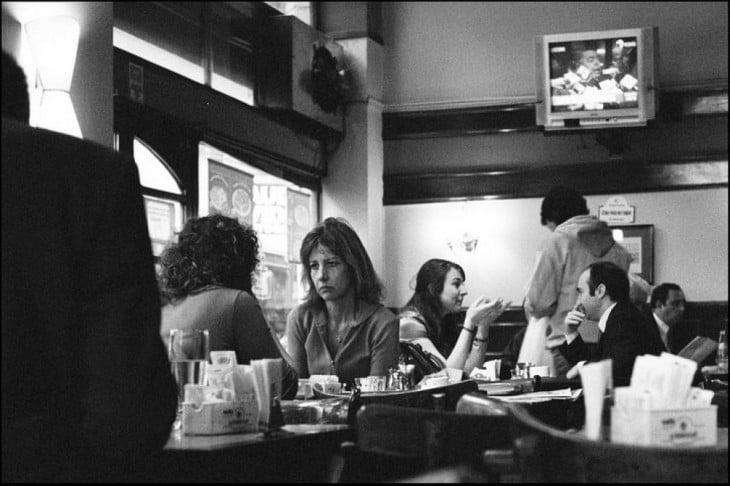 restaurante con mujeres ansiosas