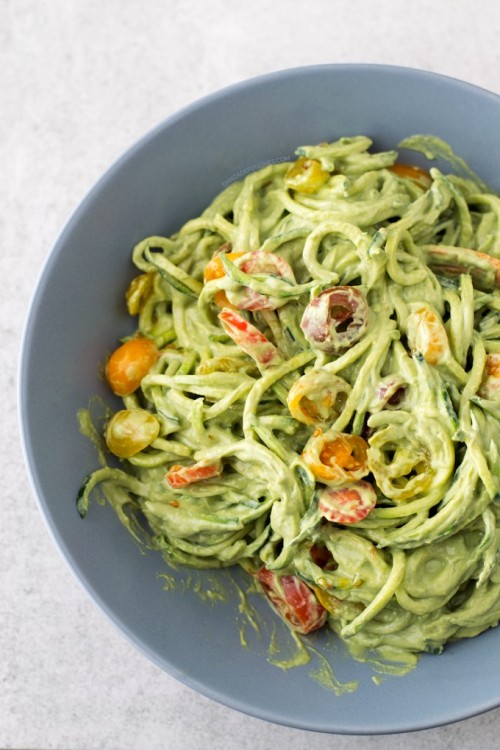 Fideos cremosos de calabacín con aguacate.