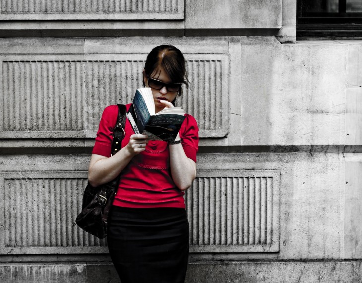 mujer de blusa roja leyendo