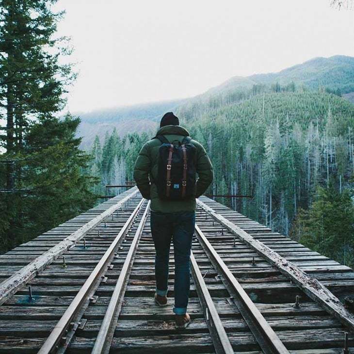 hombre viajero por las vias del tren