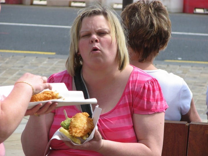 mujer comiendo chatarra