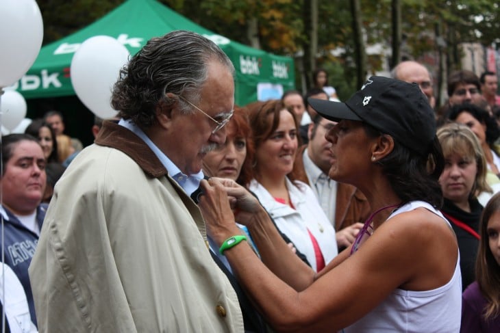 mujer abrochando boton a hombre fuera de la competencia, sindrome de dda