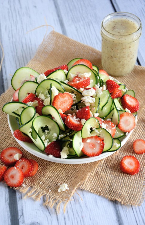 ensalada de pepinos y fresas