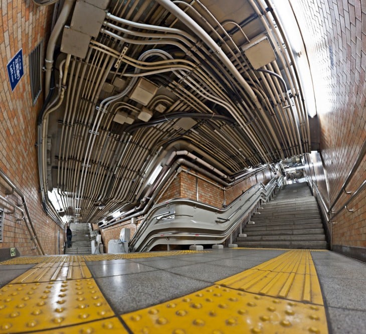 canaleta de cables en las escaleras