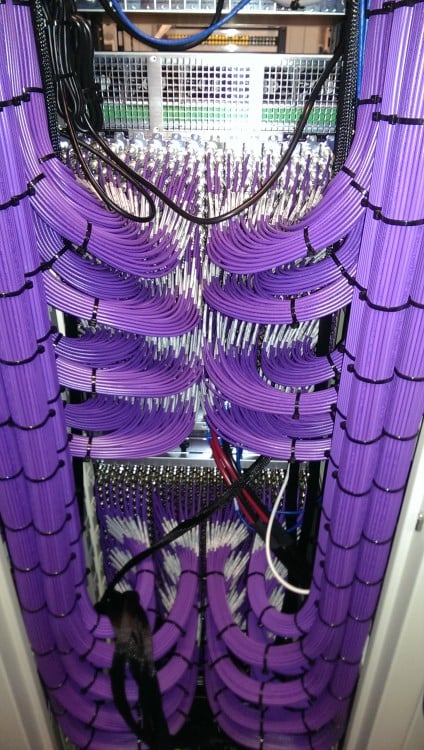 cables purpura muy bien alineados
