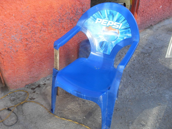 silla azul arreglada