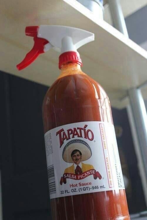 salsa picante con una atomizador para regular la salsa