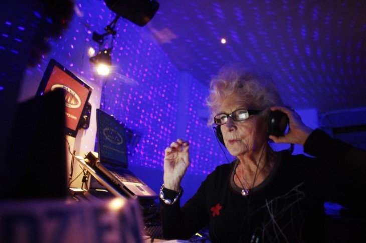 abuela practicando ser DJ en discoteca