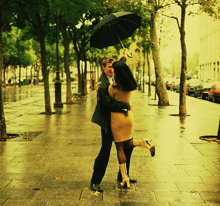 pareja abrazandose en la lluvia