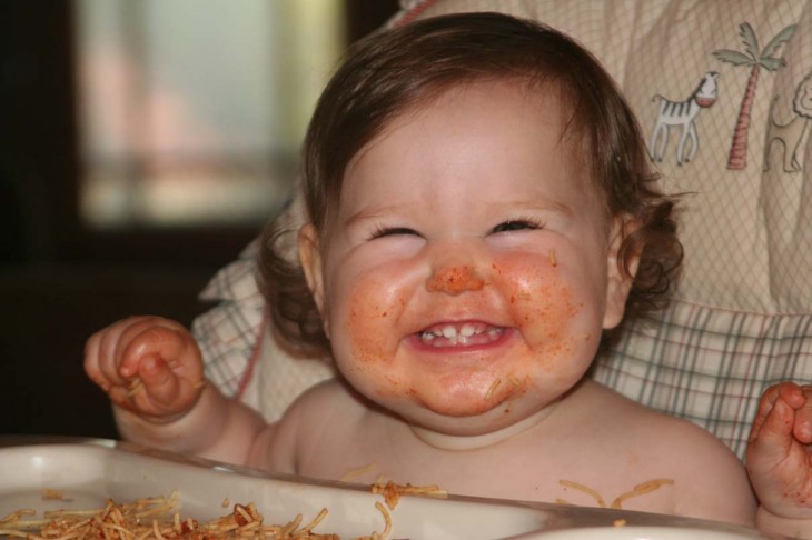 niño felizde comer su merienda