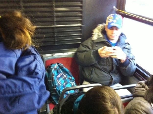 hombre no le da el asiento a mujer que va de pie en el autobus