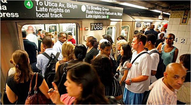 pasajeros del metro buscan ingresar cuando aun no bajan los demas