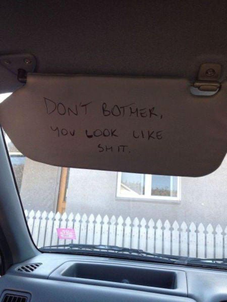 mensaje molesto en el cubre sol de los autos como una mala jugada