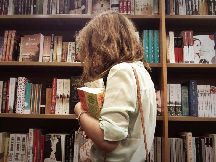 mujer concetrada en la biblioteca