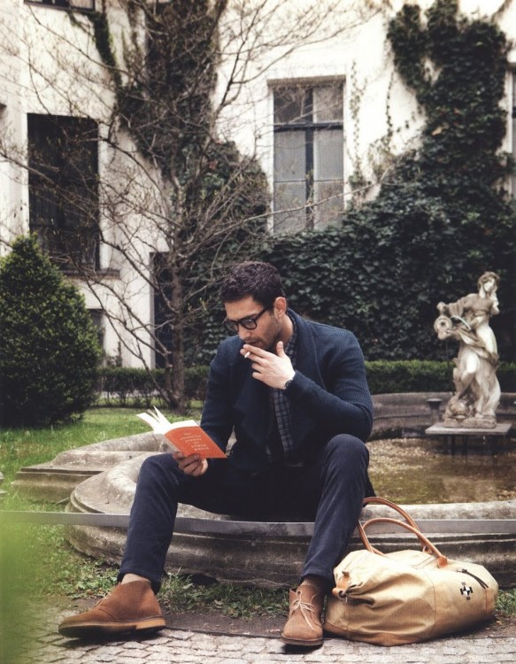 hombre leyendo en la fuente