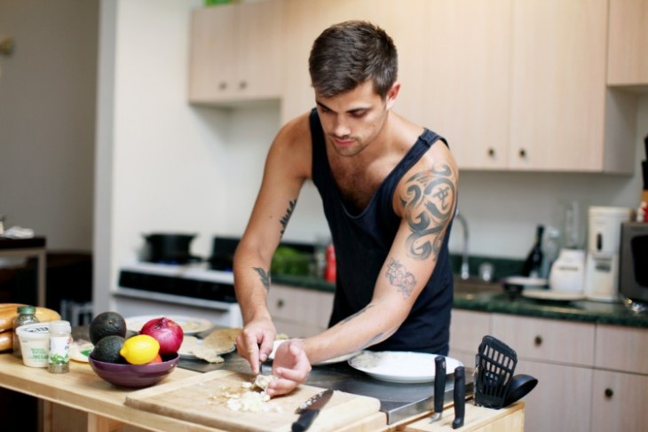 hombre cocinando