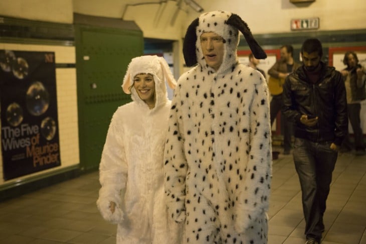 hombre vestido de conejo con su pareja 