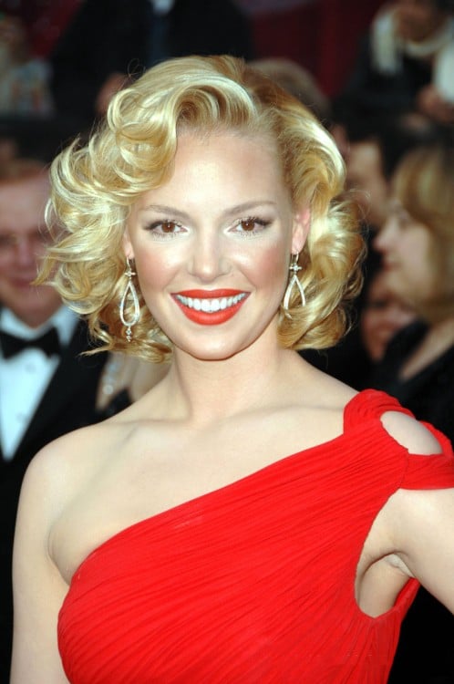 katherine Heigl vestida de rojo con exceso de corrector dorado