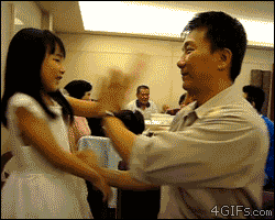 padre le enseña defensa personal a su hija y al final legana dandole un besito