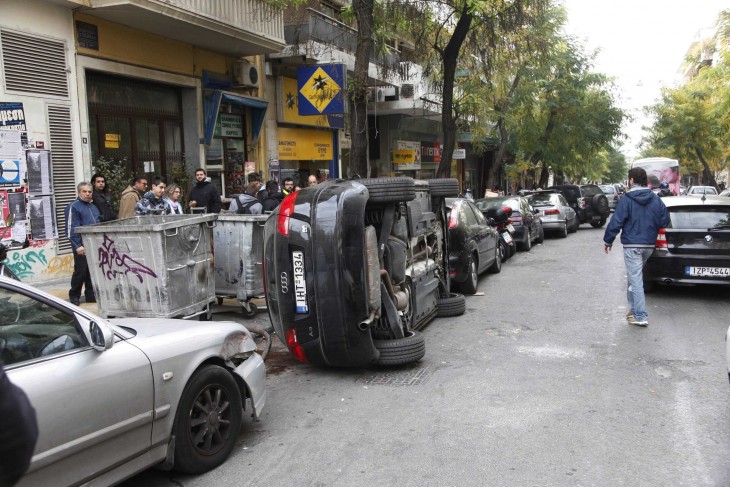 voltean audi por estacionarse en depósito de basura