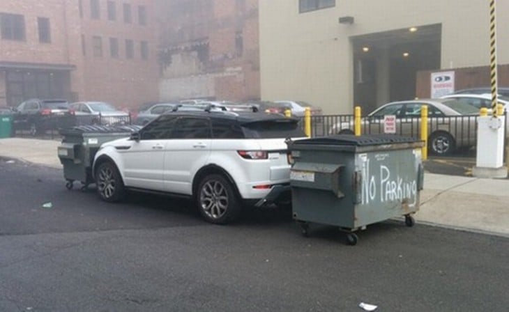 lo encierran entre los dépositos de basura