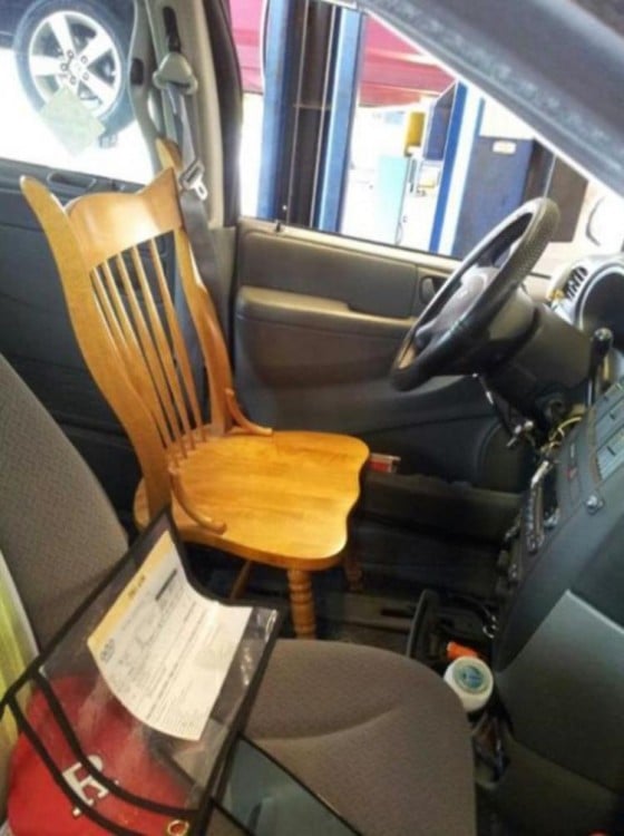 silla de madera en el lugar donde va el asiento del conductor en un coche