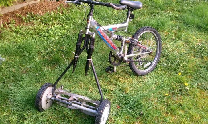 Podadora que fue ajustada a una bicicleta para hacer más practica