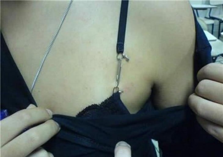 mujer utiliza jalador del zipper para que no se le caiga el brassier