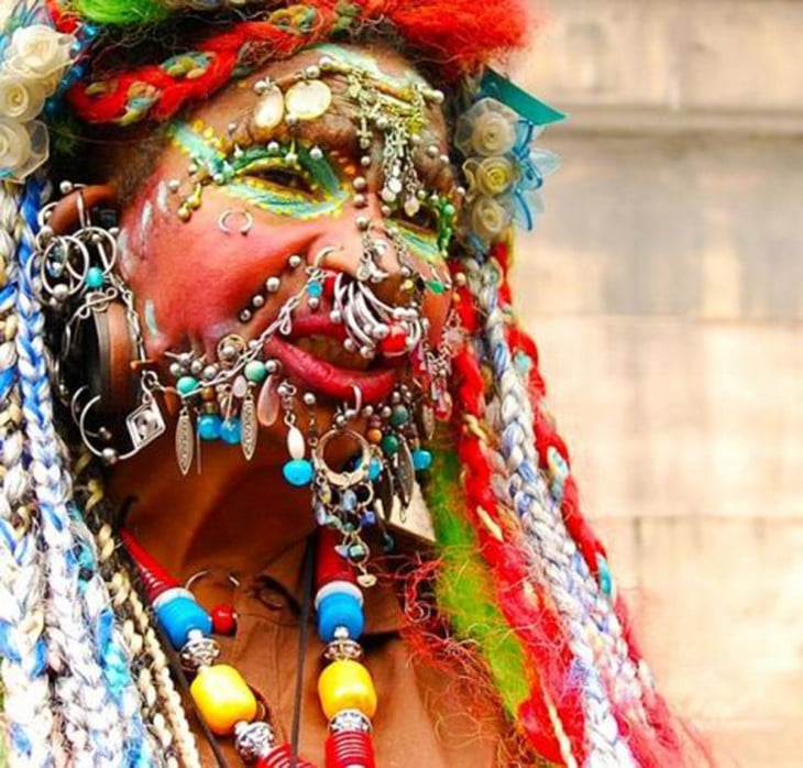 la mujer con más perforaciones en la cara en todo el mundo