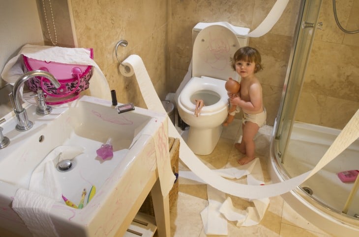 niña construyendo castillo de princesas en el baño de su hogar