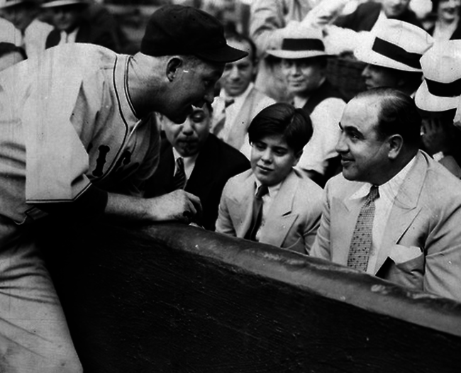 hijo de alcapone recibe pelota autografiada de recptor de los cubs en 1931